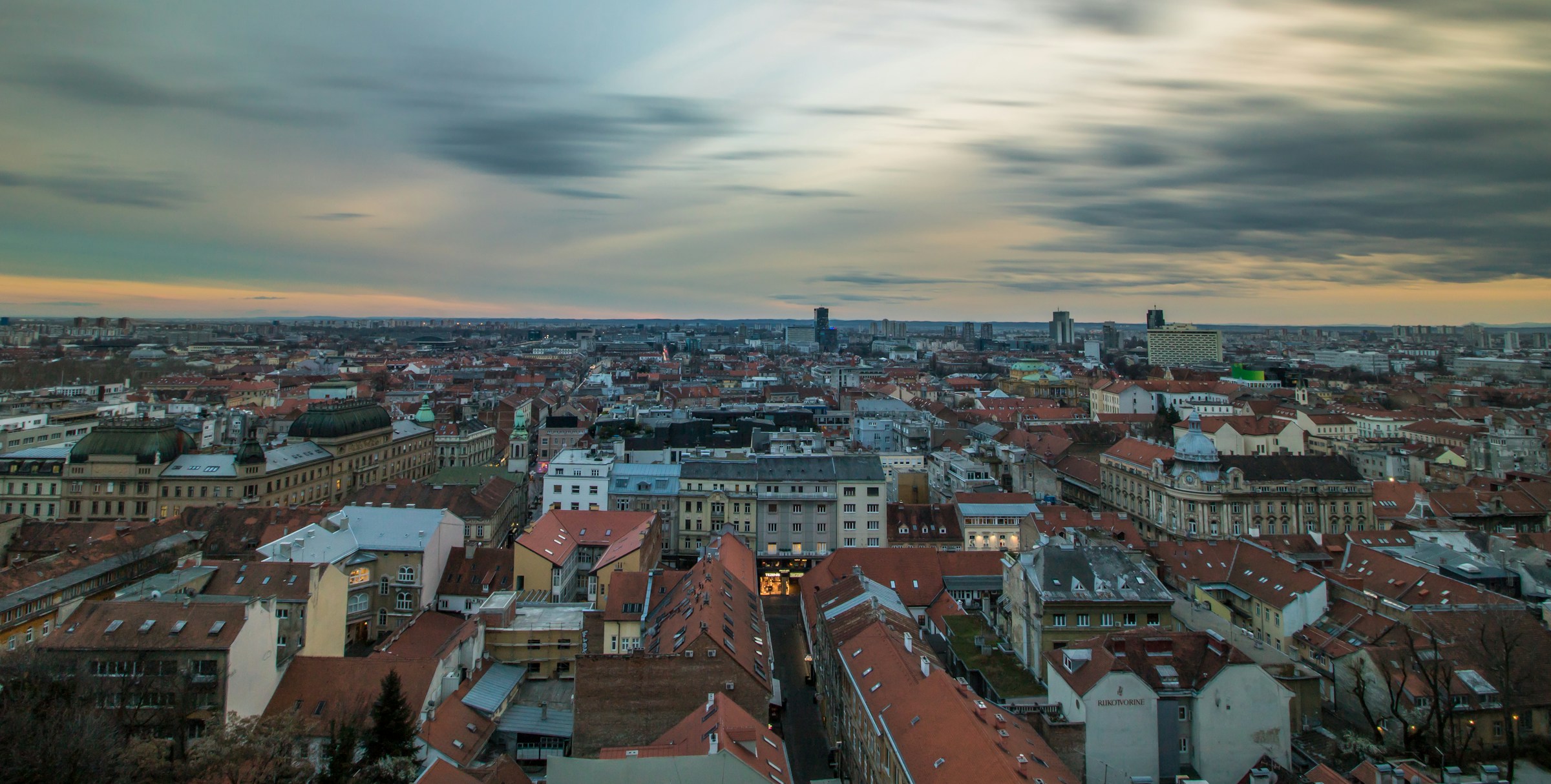 Krovovi središta Zagreba u sumrak